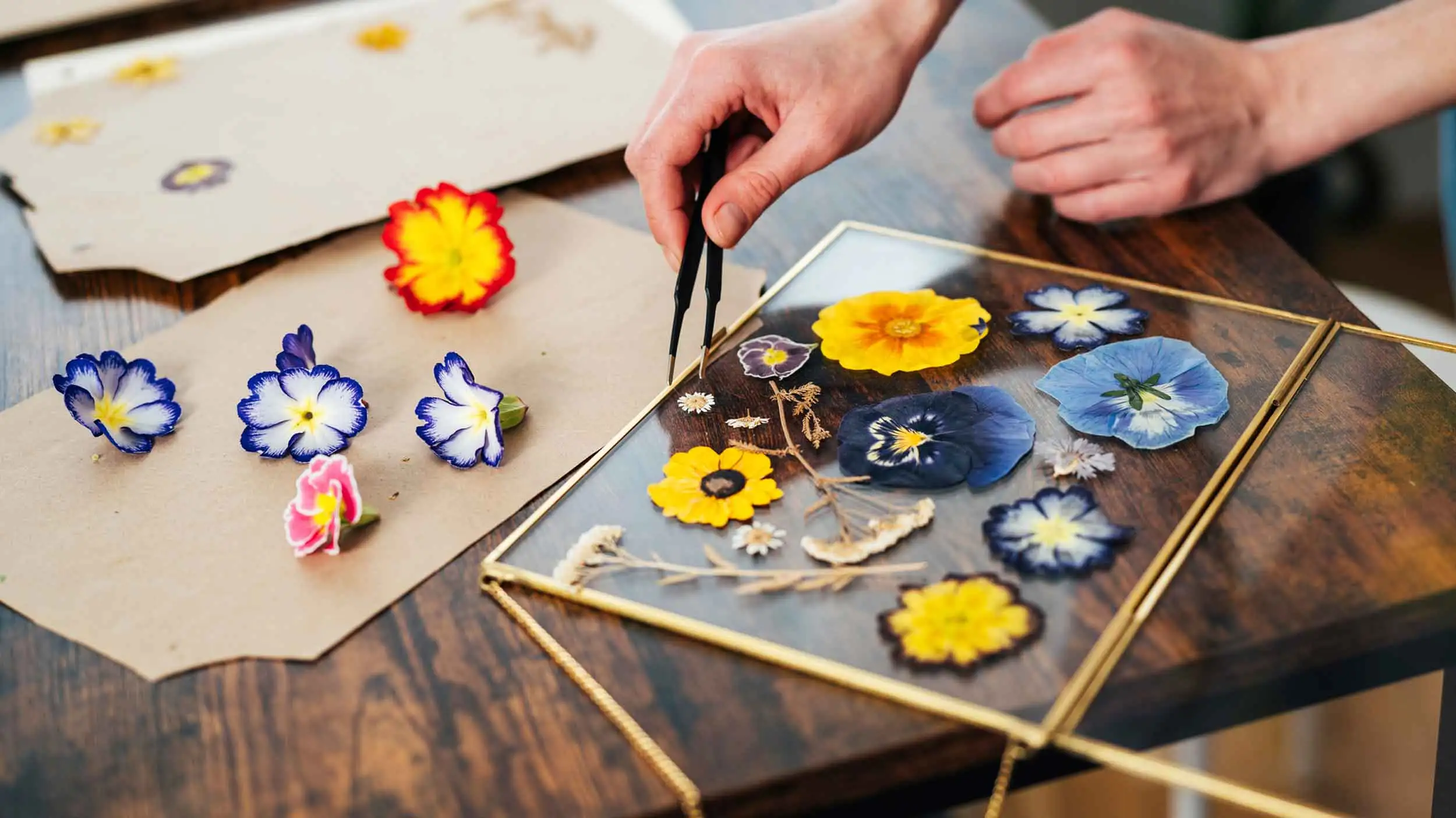 Presser des fleurs : les meilleures méthodes &amp; idées de décoration