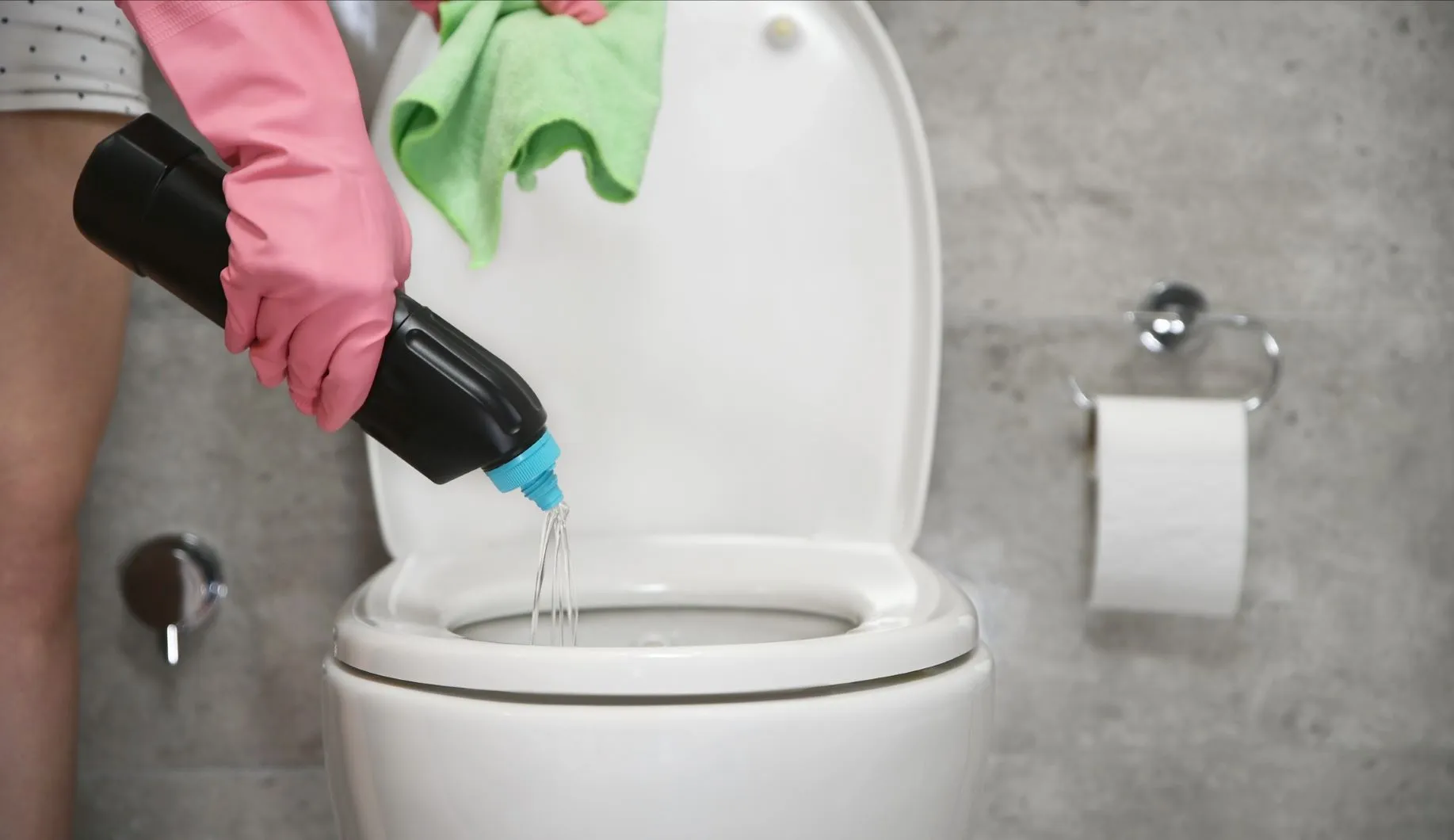 Toilettes calcifiées : pourquoi j'utilise uniquement du vinaigre pour nettoyer