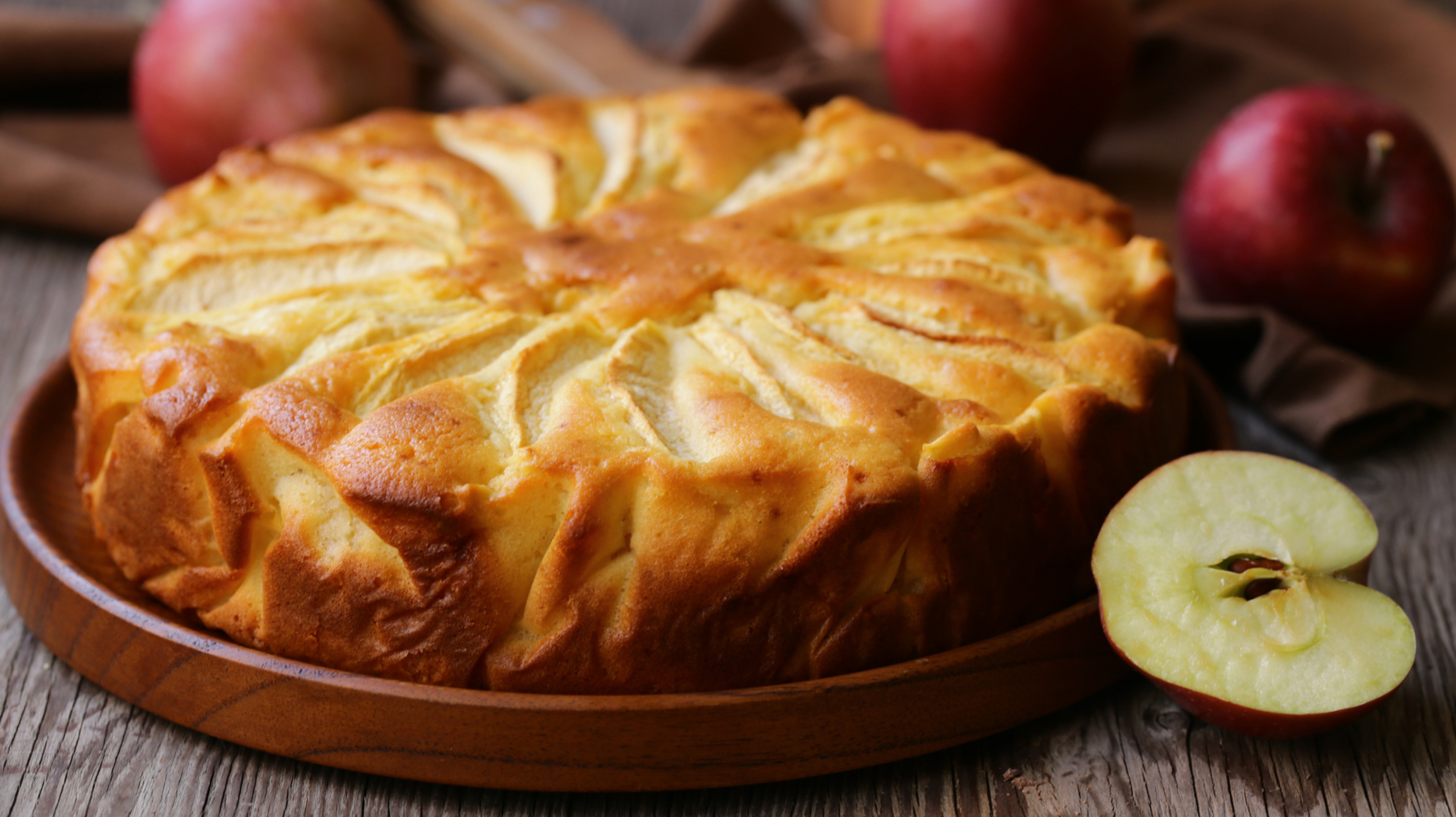 Gâteau aux pommes juteux sans farine : recette faible en glucides avec une subtile touche de cannelle