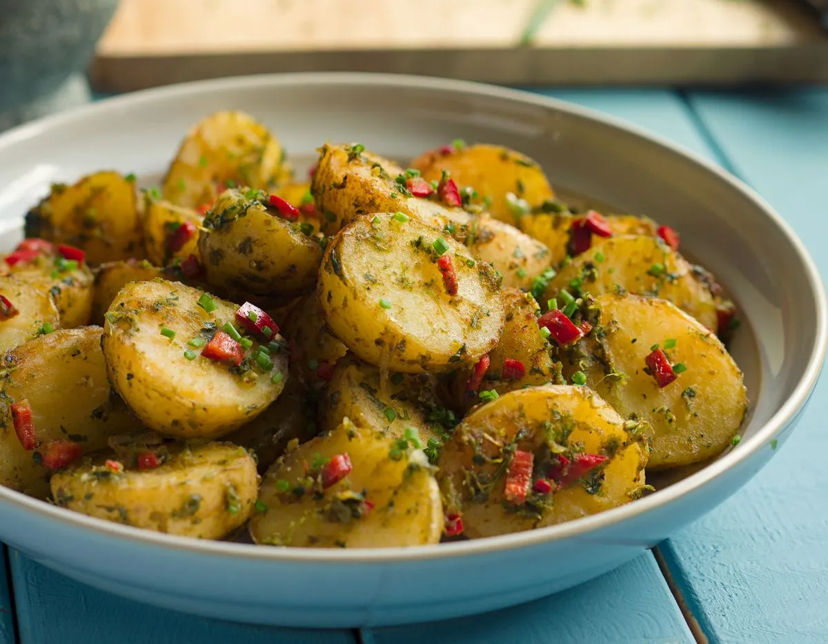 Salade de pommes de terre repensée : aux pignons de pin, tomates cerises et pesto