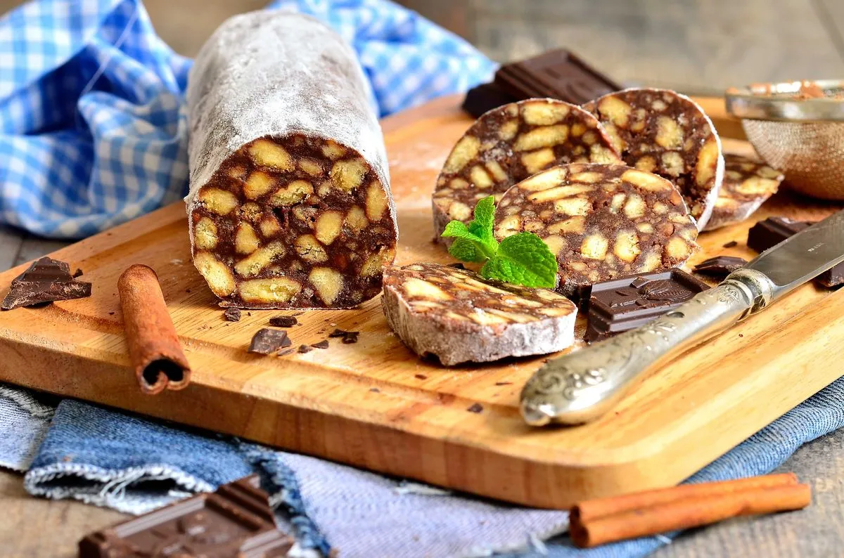 Salami au chocolat avec guimauves et biscuits: recette de l'idée de cadeau sucré