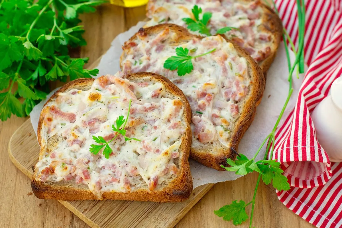 Toasts de tarte flambée alsacienne : recette rapide pas chère au four ou à la friteuse