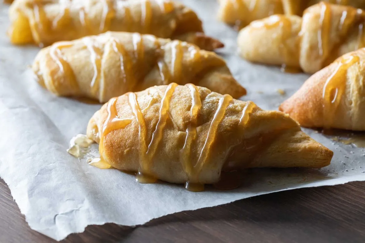 Recette de chaussons rapides aux pommes à base de pâte feuilletée : croustillants, juteux, divins !