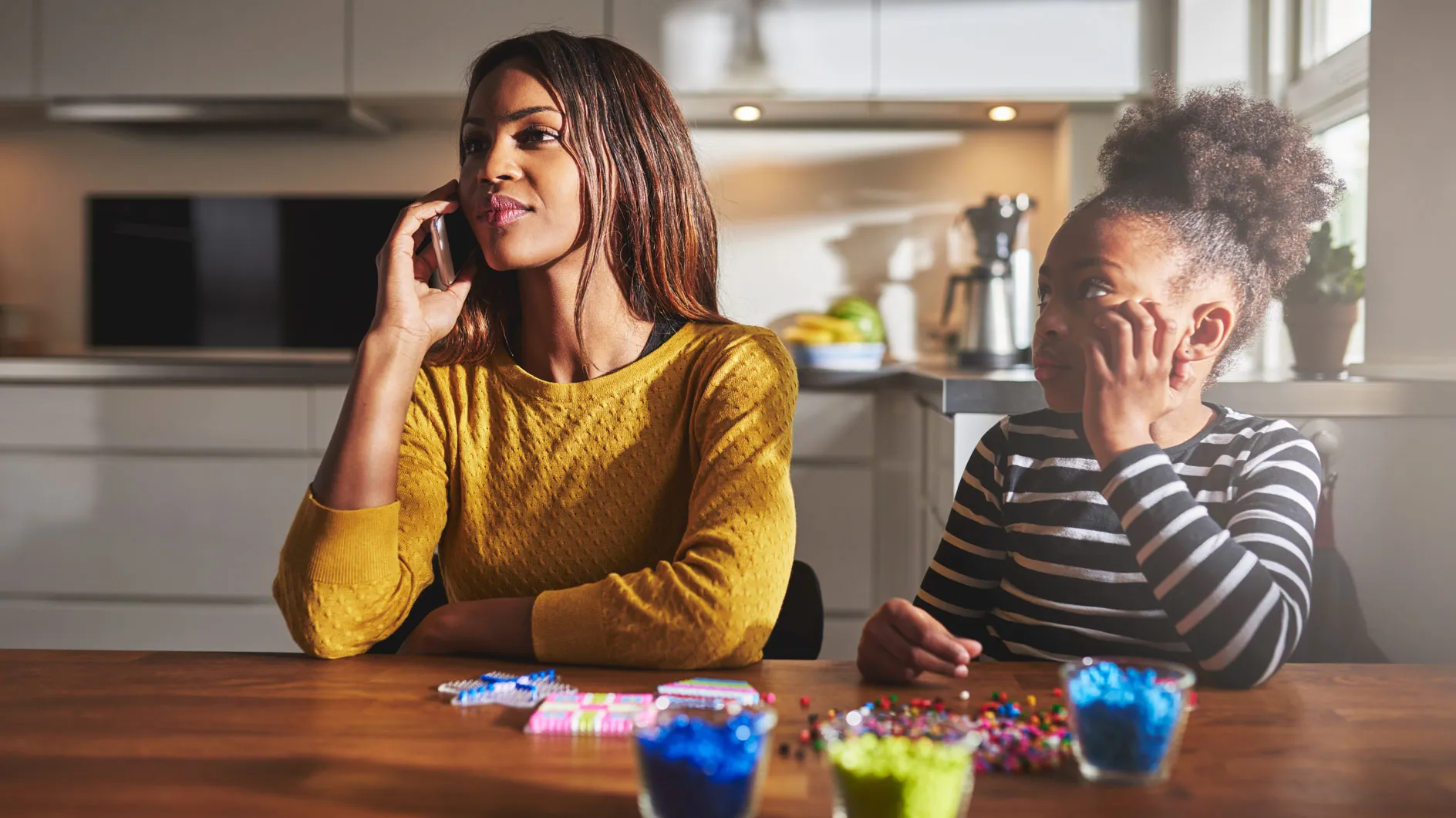 Pas de bons modèles : c'est ainsi que le comportement médiatique des parents nuit à leurs enfants