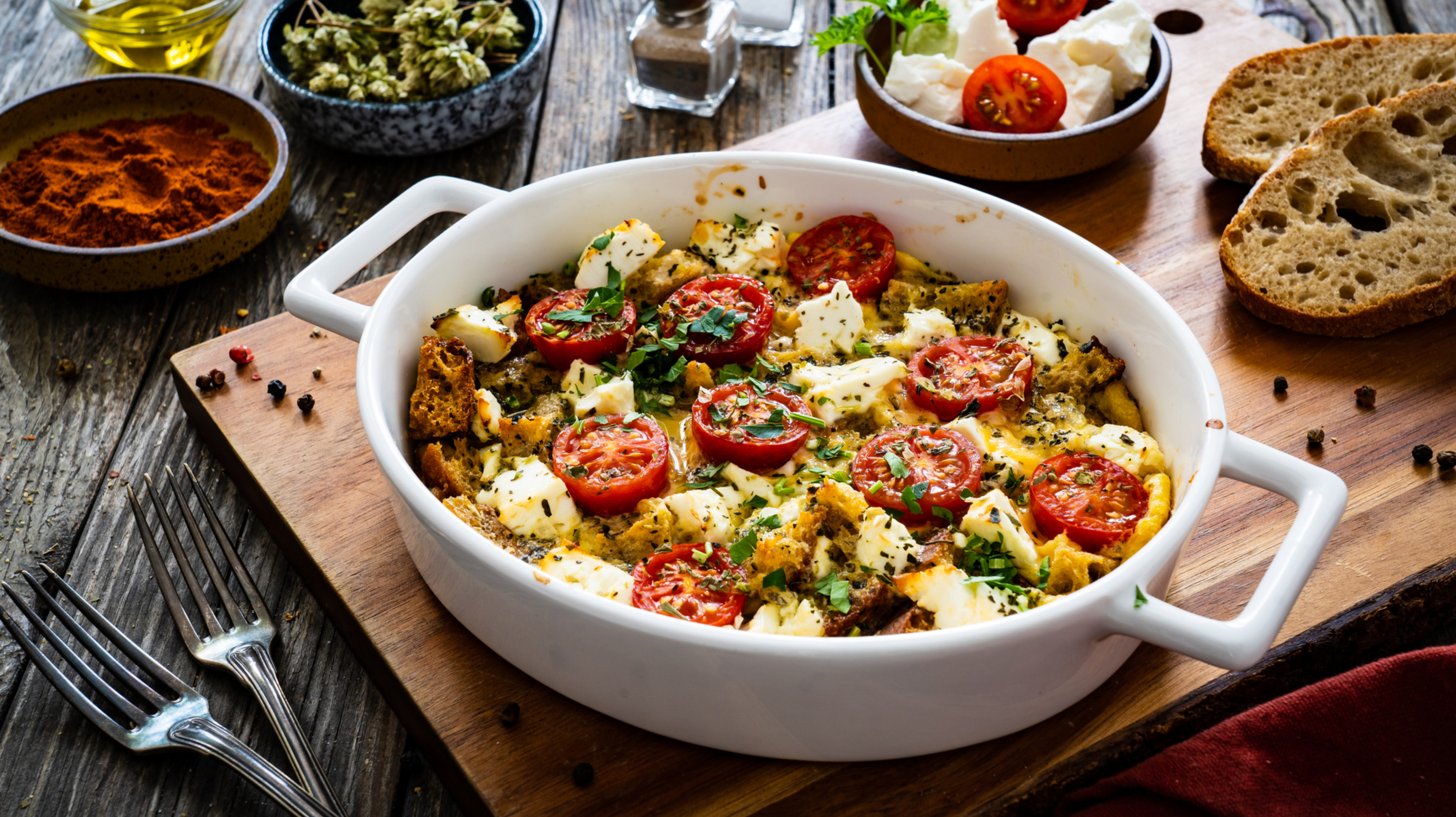 Idée de recette à faible teneur en glucides: casserole de viande hachée épicée avec feta