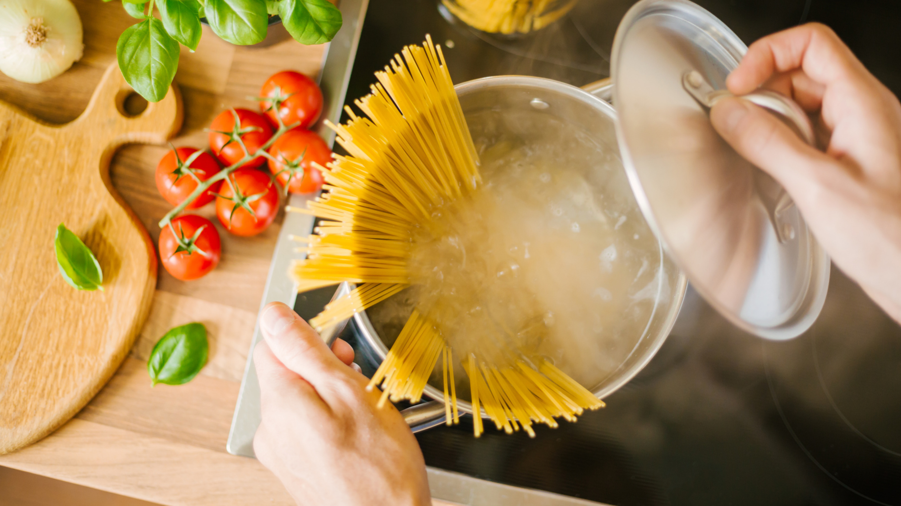 Graisse, vapeur et odeurs : voilà comment maîtriser la cuisine sans hotte aspirante