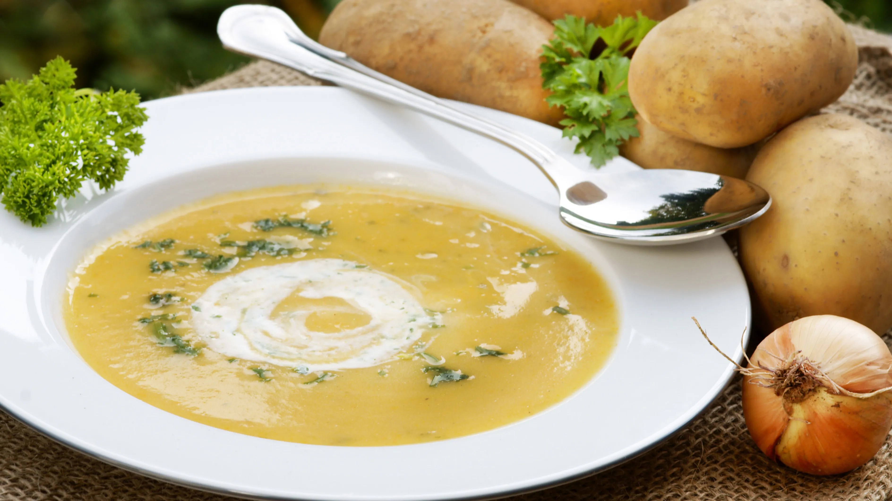 Se sentir bien comme chez grand-mère : une soupe de pommes de terre crémeuse à l'effet réconfortant garanti