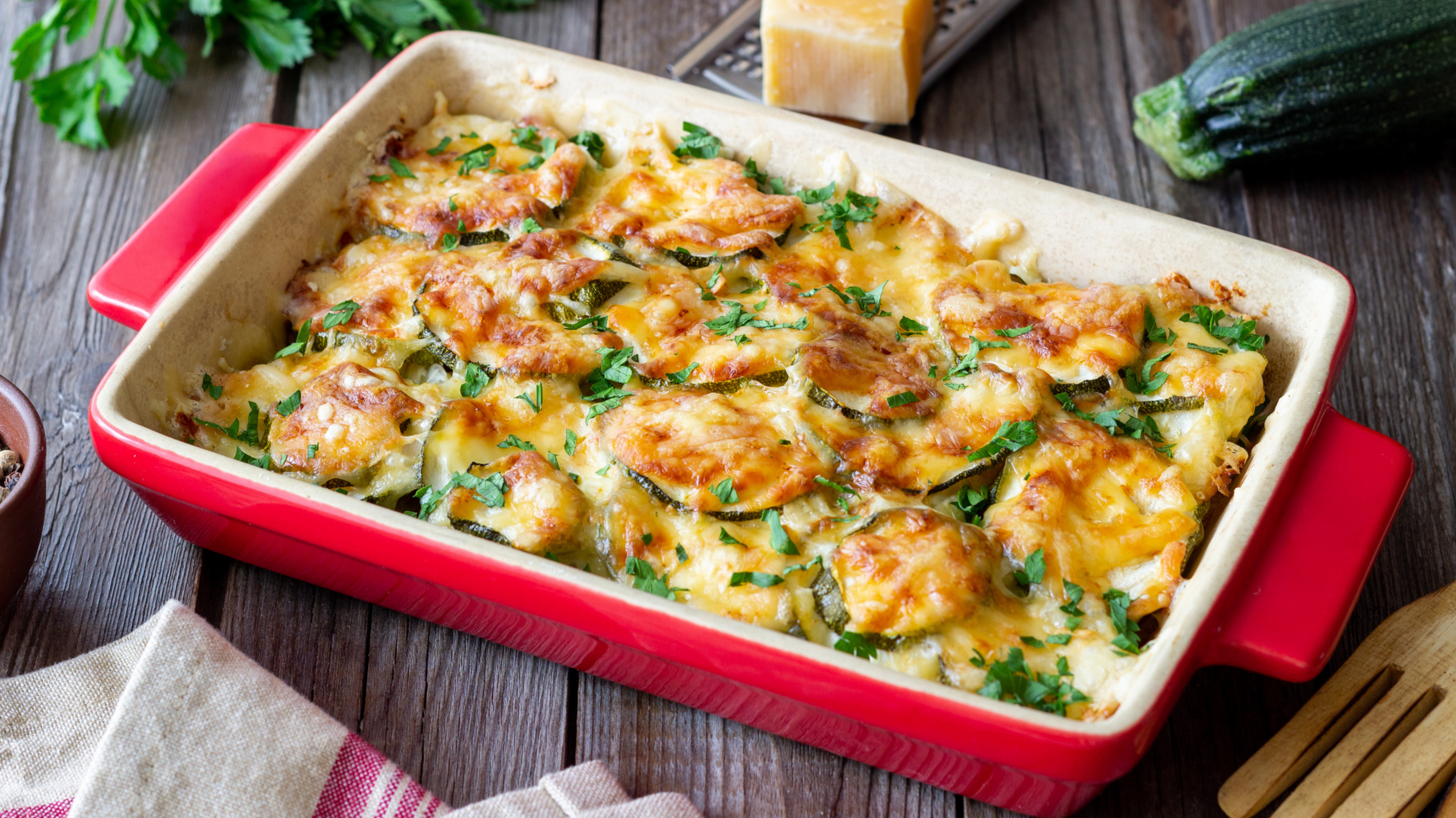 Gratin végétalien : Délicieux plat réconfortant avec pommes de terre, courgettes et aubergines