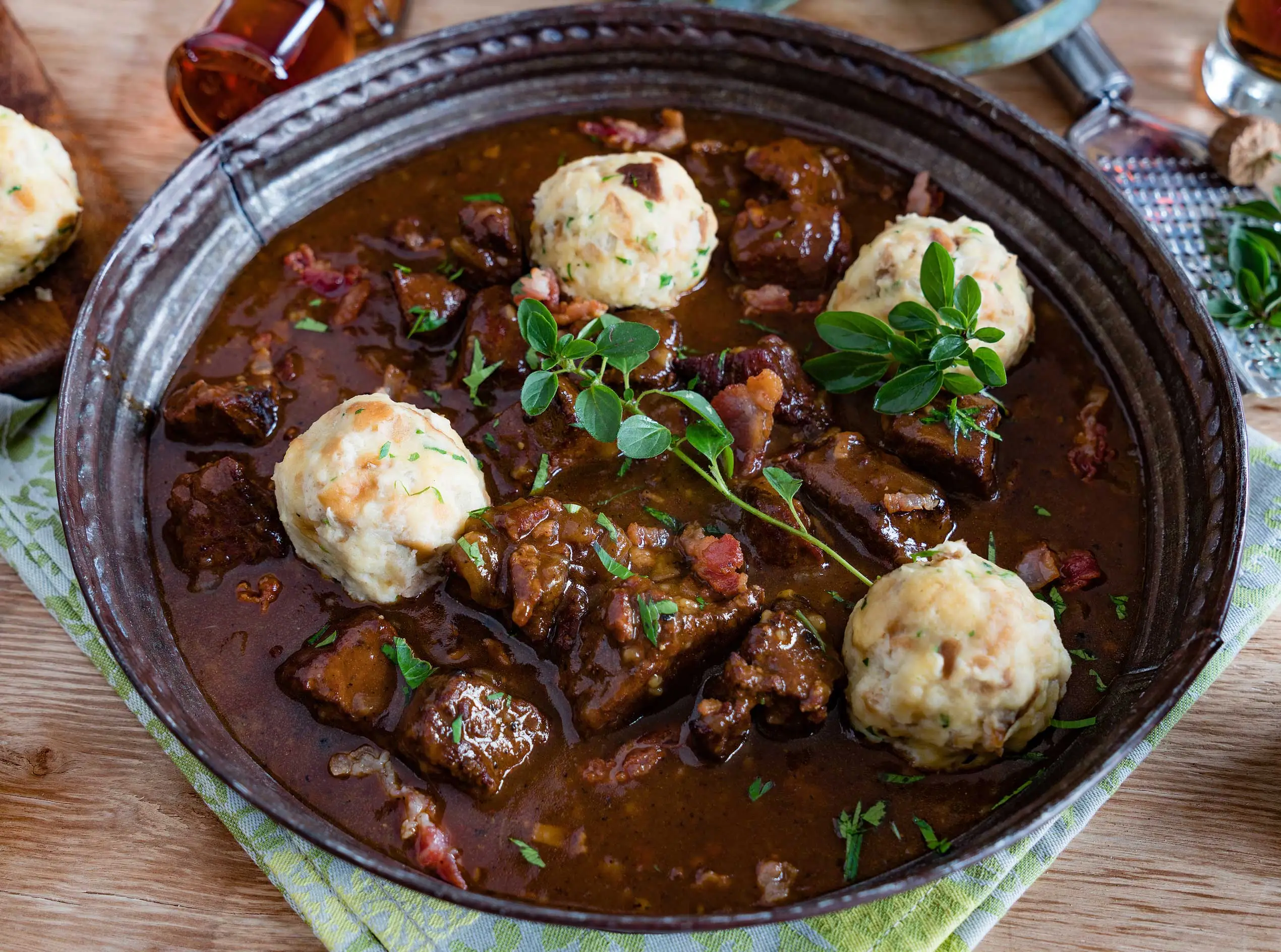 Pot du vigneron au vin rouge : un goulasch d'hiver copieux pour les journées froides