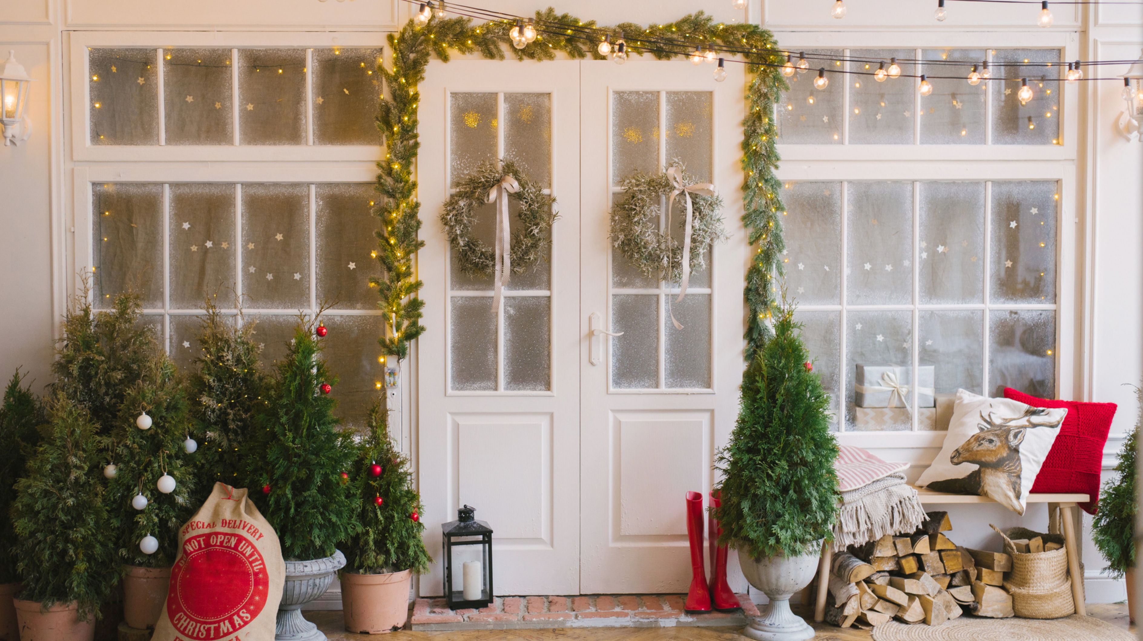 Astuce de Noël géniale : Comment décorer les cadres de porte avec une tringle à rideau de douche