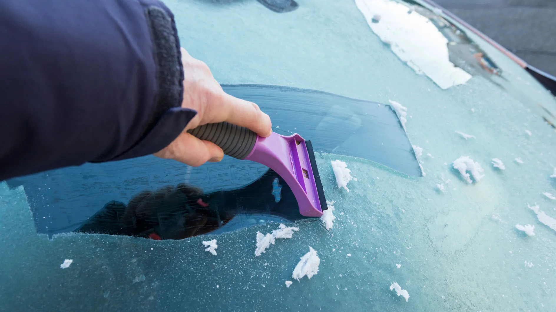 L'intérieur de la vitre de la voiture est gelé : ces astuces vont la dégager immédiatement