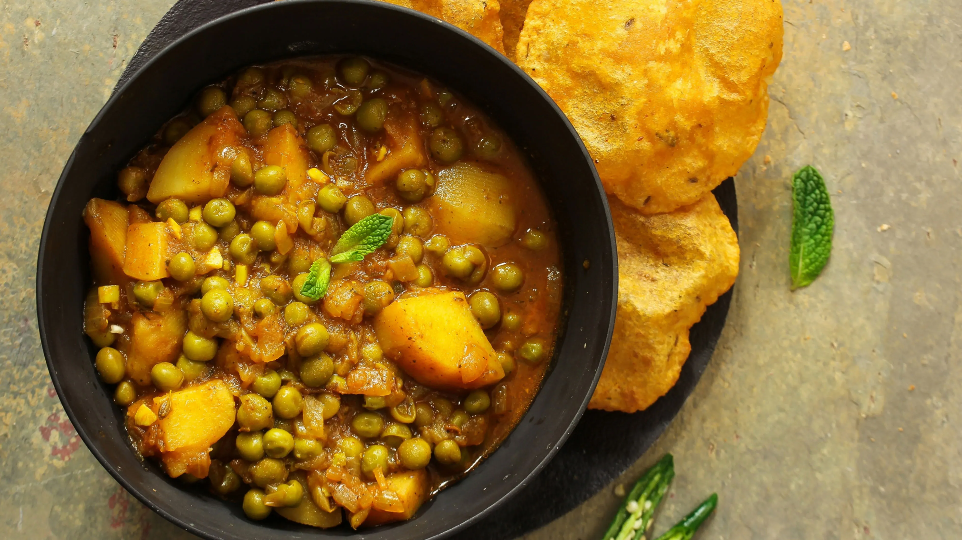 Curry de pommes de terre végétalien : une gâterie rapide aux petits pois et aux haricots