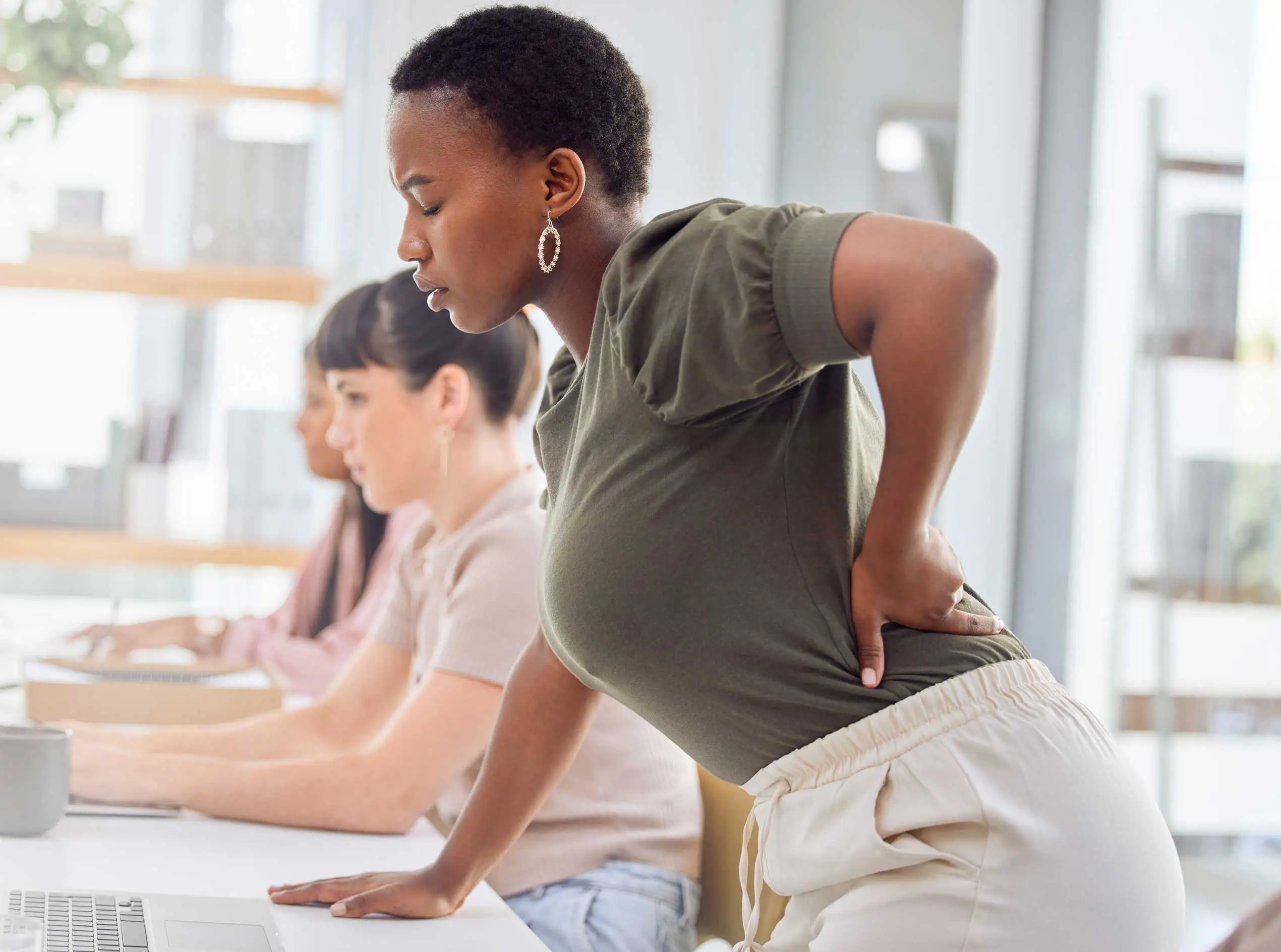 De la chaleur aux étirements : les meilleurs remèdes maison contre la sciatique en un coup d'œil