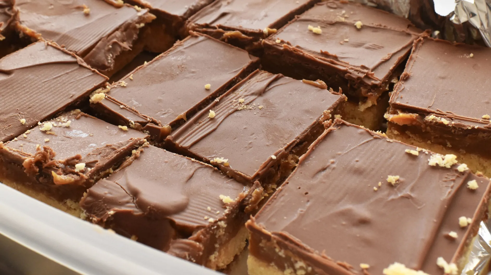 Extrait du livre de pâtisserie de grand-mère : « Gâteau de l'ivrogne » avec de la crème, du chocolat et des sablés ivres