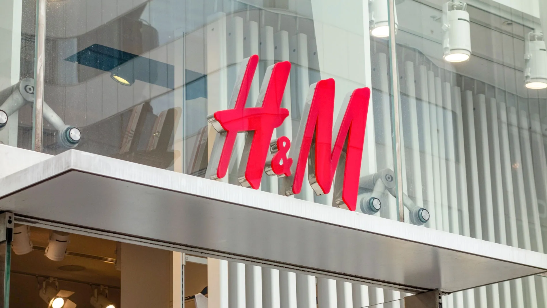 Pas noir: selon H&amp;M, le pantalon doit avoir cette couleur au printemps 2025