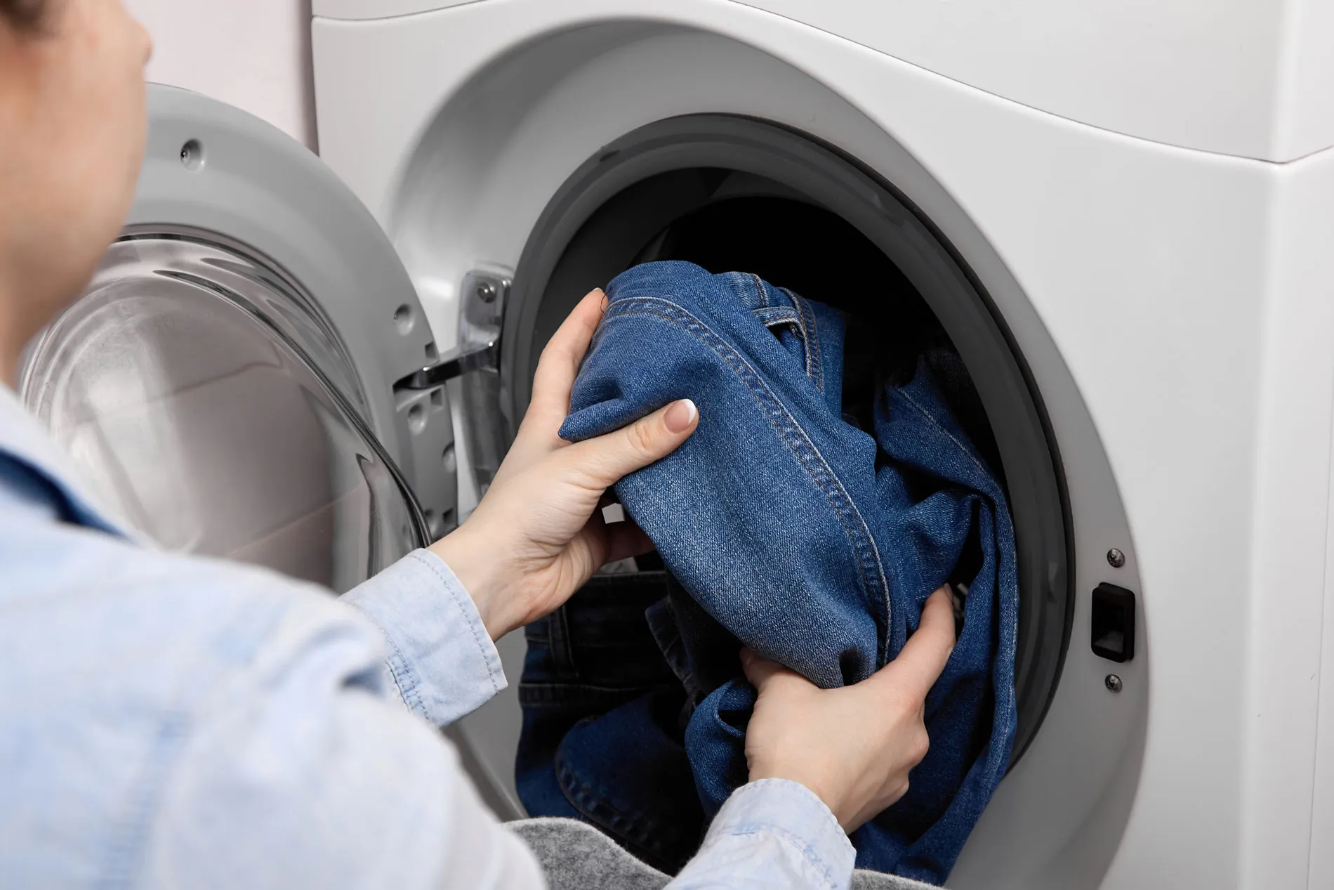 Jeans de lavage: l'expert de la mode recommande une règle de machine à laver simple