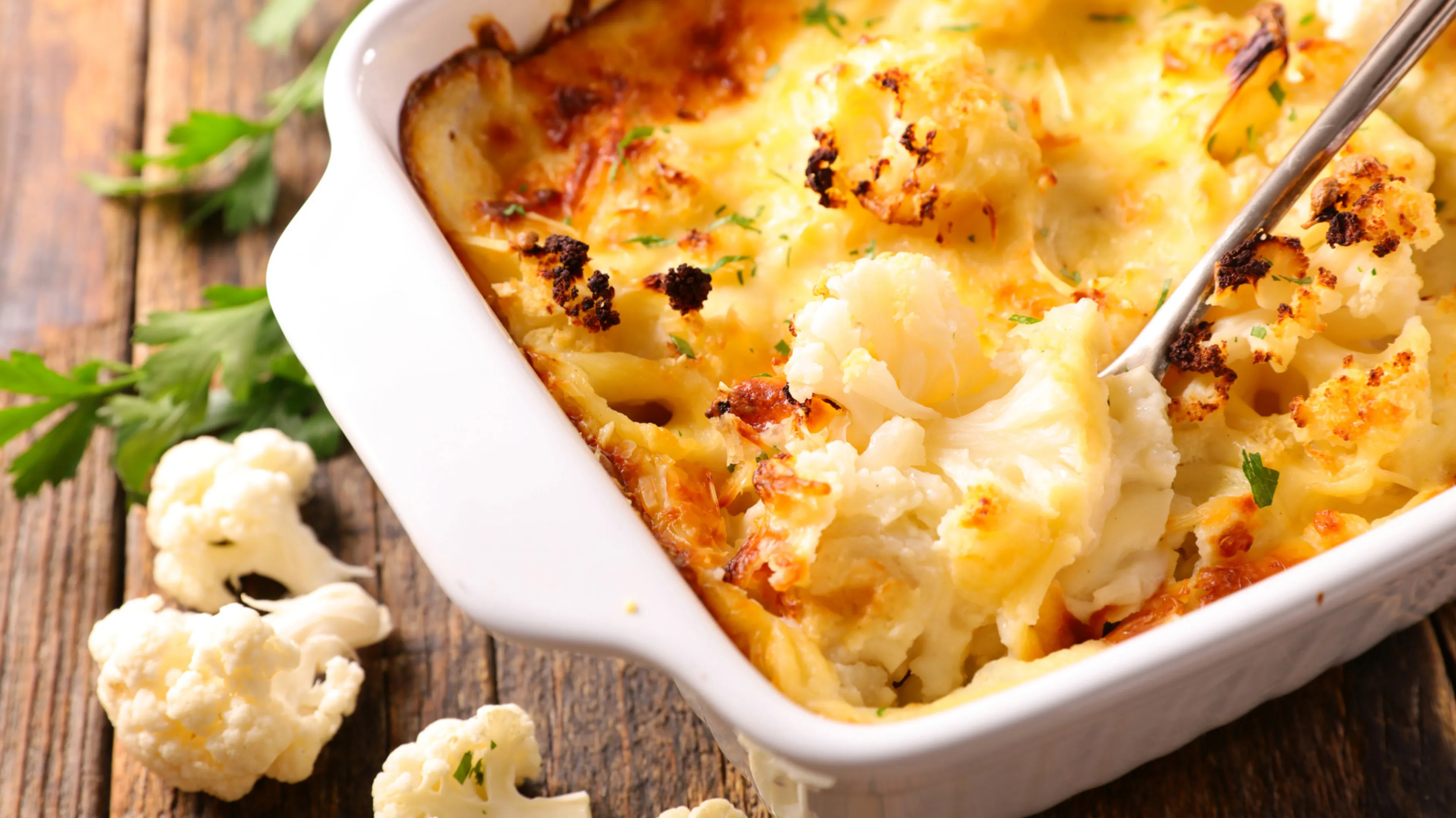 Faire de glucides faible: casserole de chou-fleur avec viande hachée et sauce au fromage