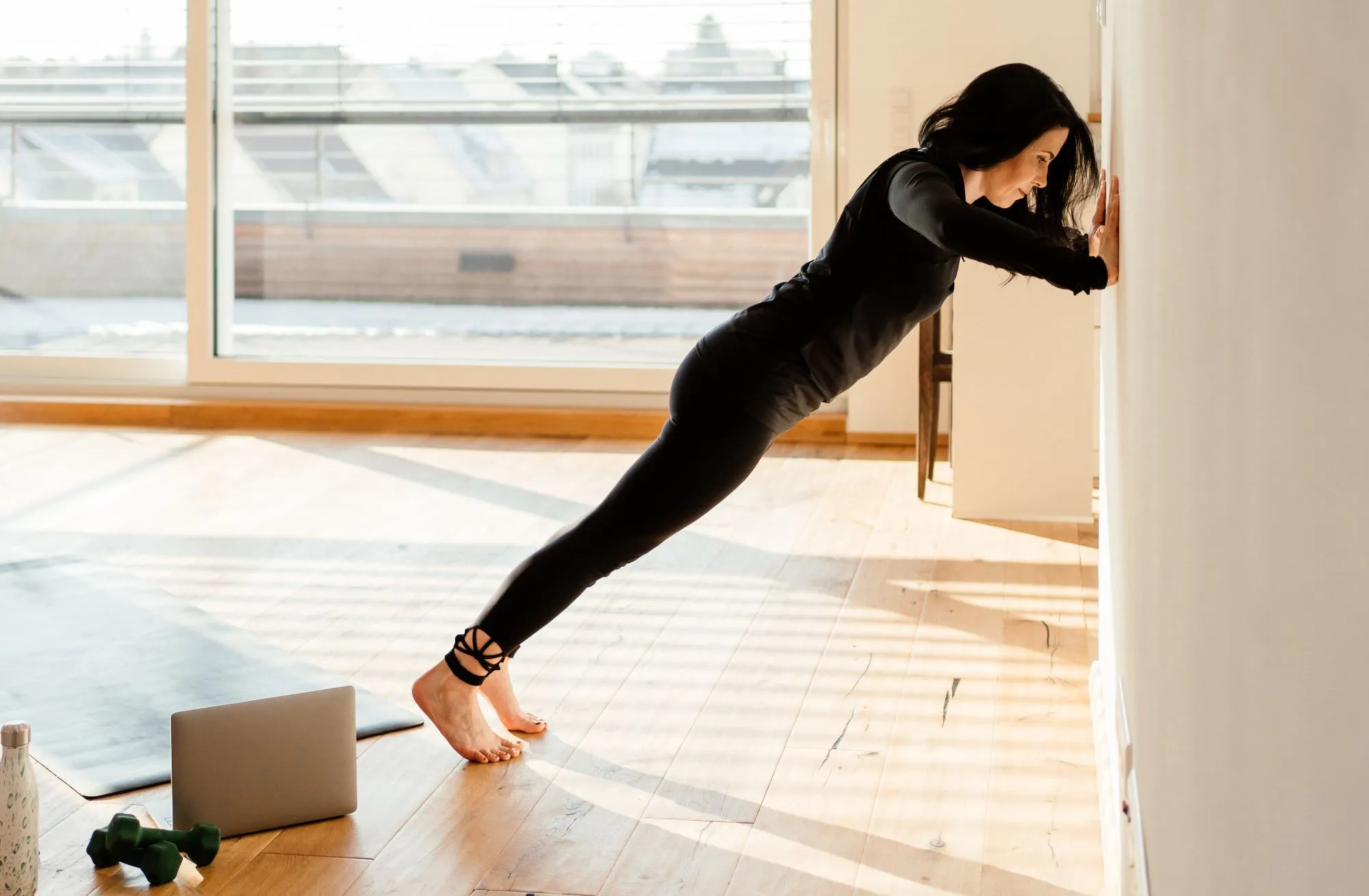 Wall Pilates: avec 3 exercices simples pour la figure de rêve