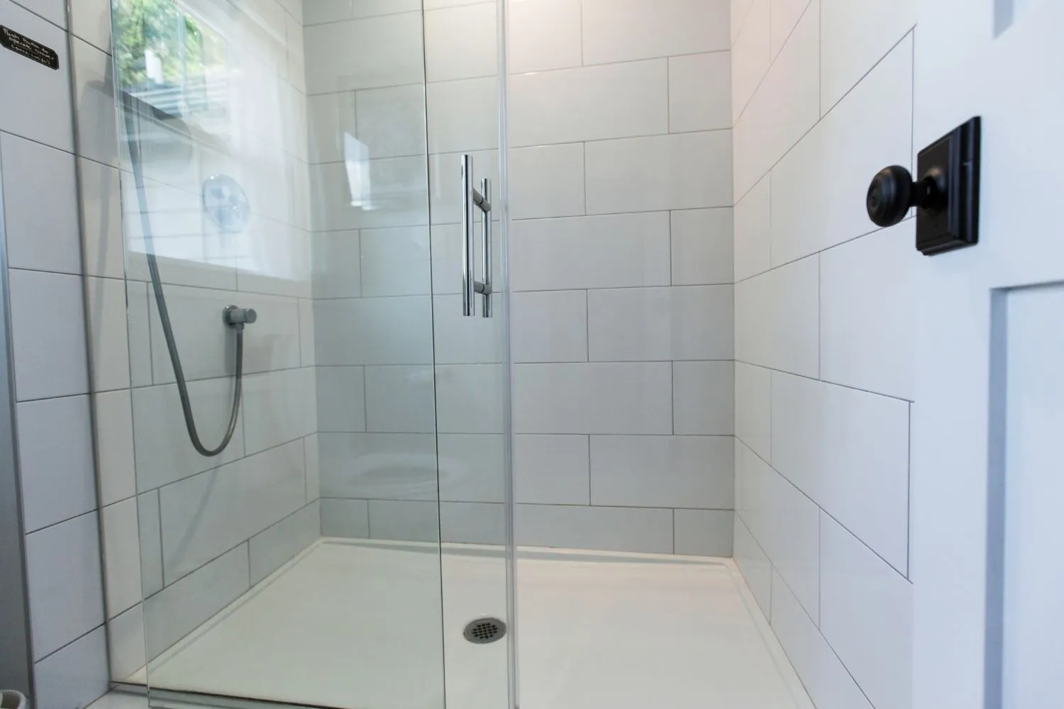 Joints sales sous la douche : une astuce ingénieuse pour les rendre parfaitement propres