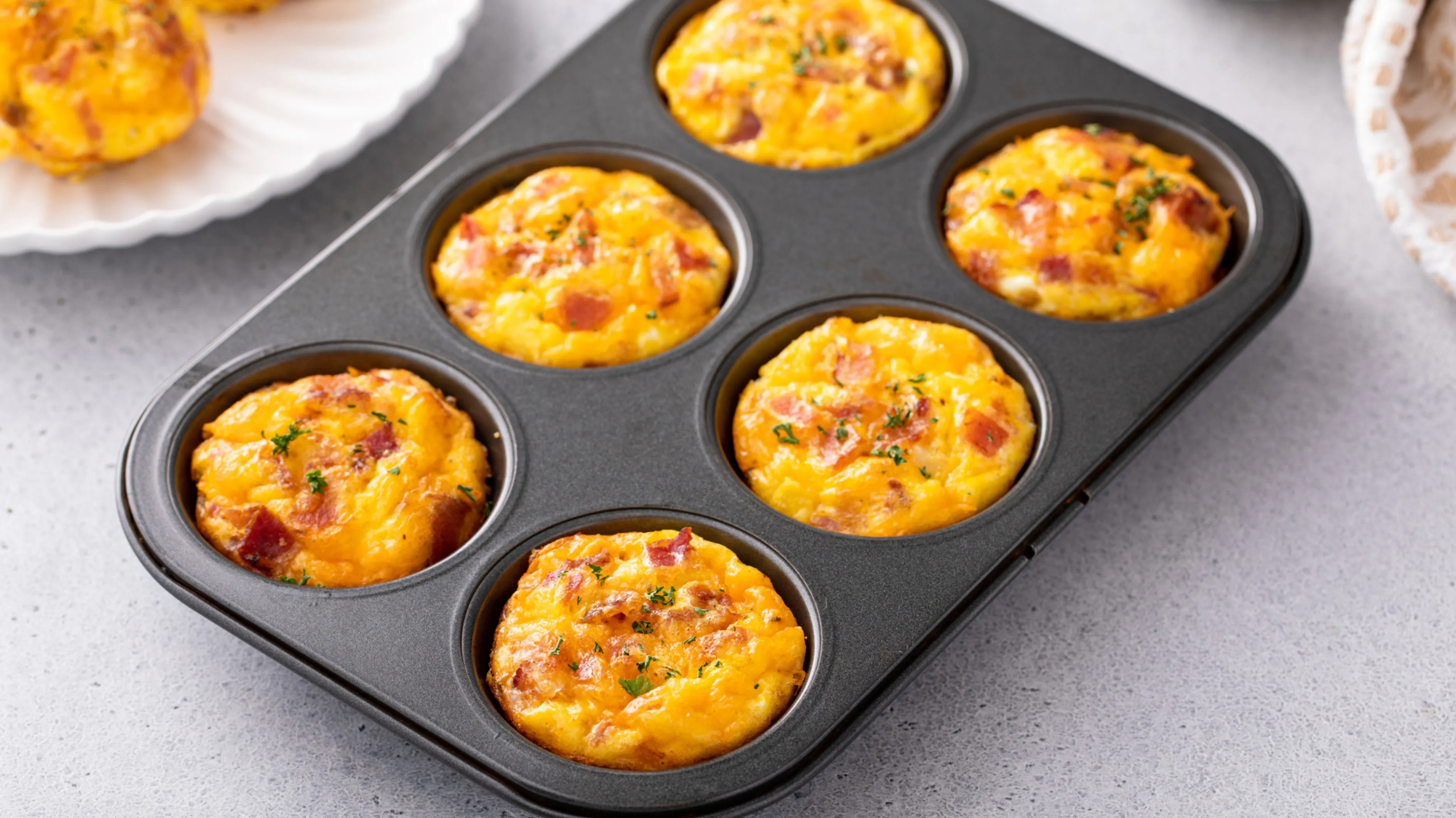 Parfait pour un petit-déjeuner faible en glucides : muffins aux œufs, épinards et fromage