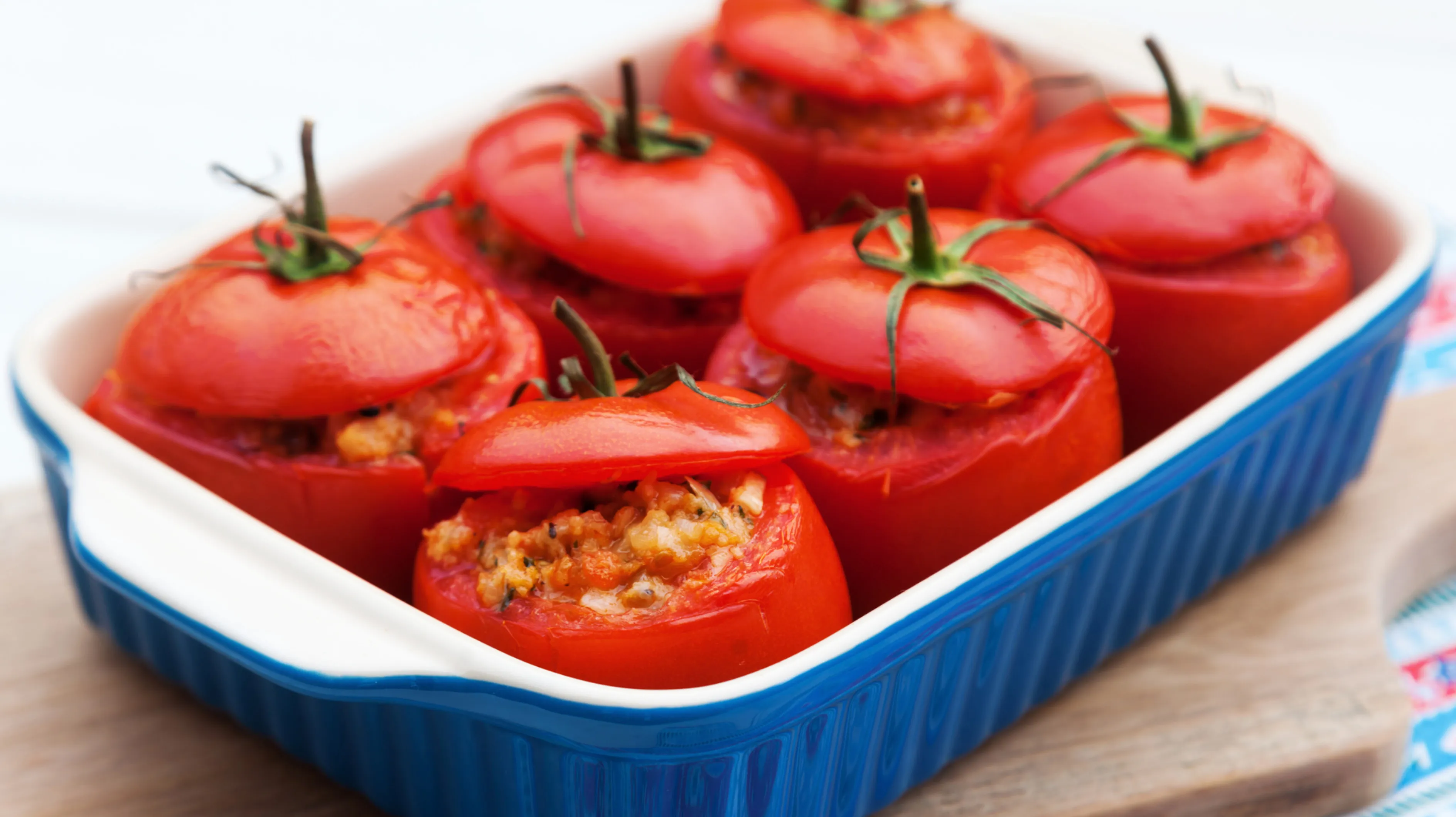 Un plaisir faible en glucides au four : tomates farcies à la viande hachée