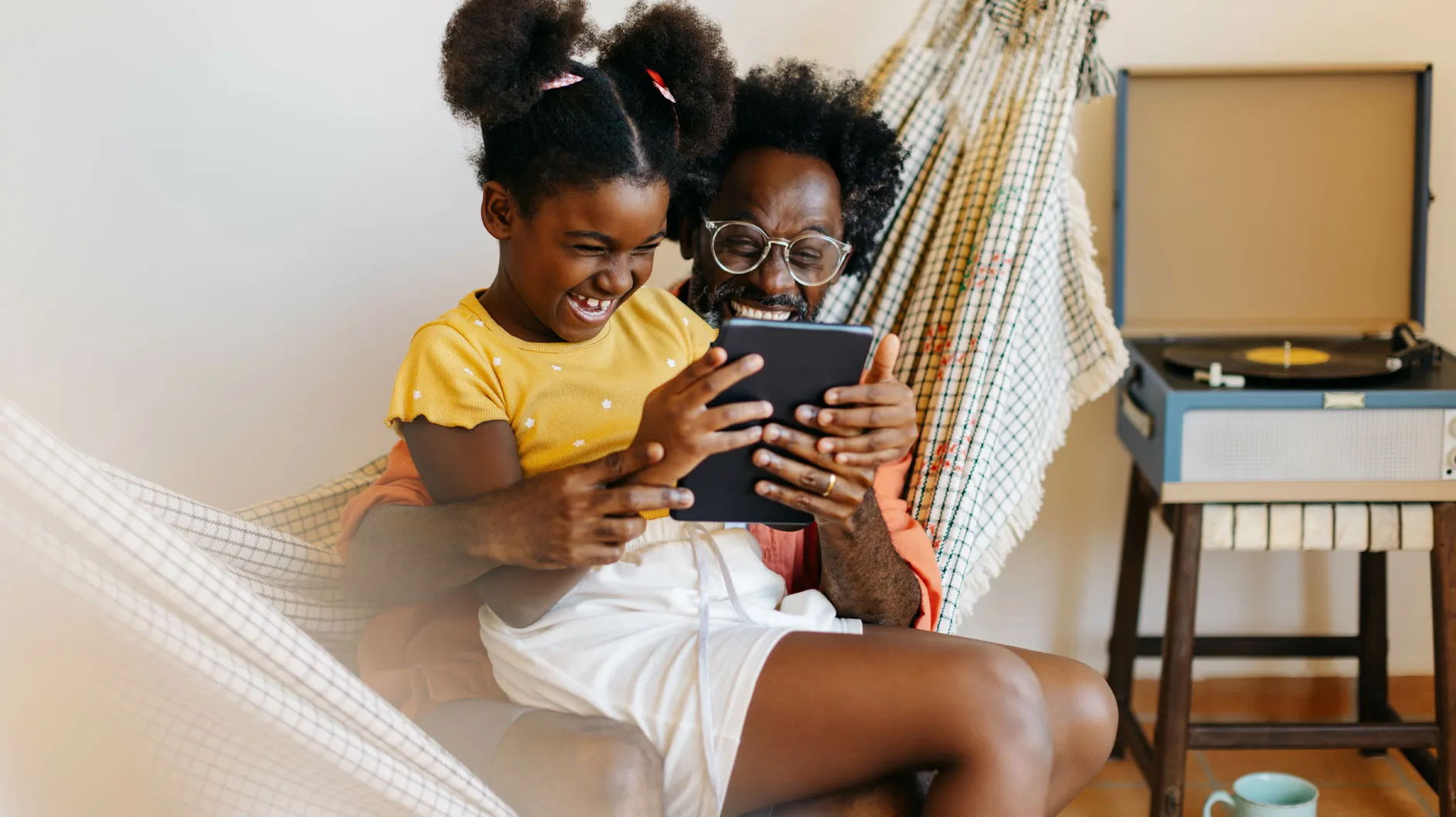 Tendance parentale : pourquoi vous élevez de meilleurs enfants en tant que « parent paresseux ».