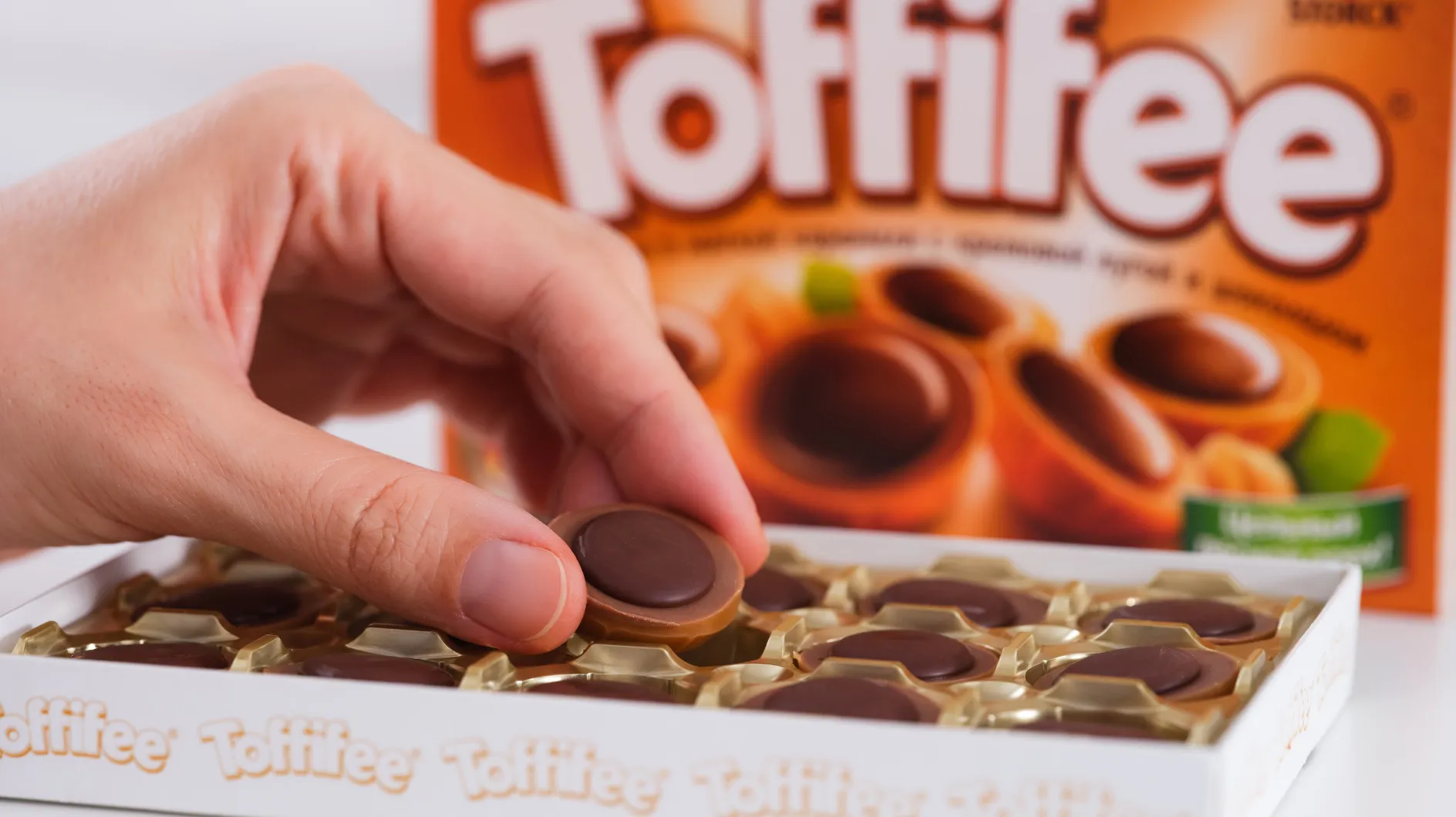 Astuce Toffifee : si vous appuyez ici, il sortira du paquet !