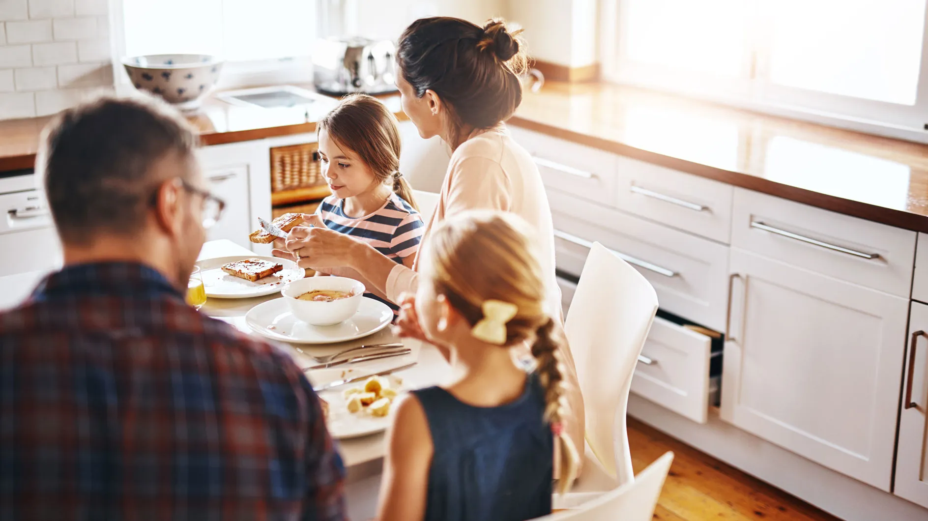 Santé mentale : pourquoi les repas familiaux réguliers protègent les enfants