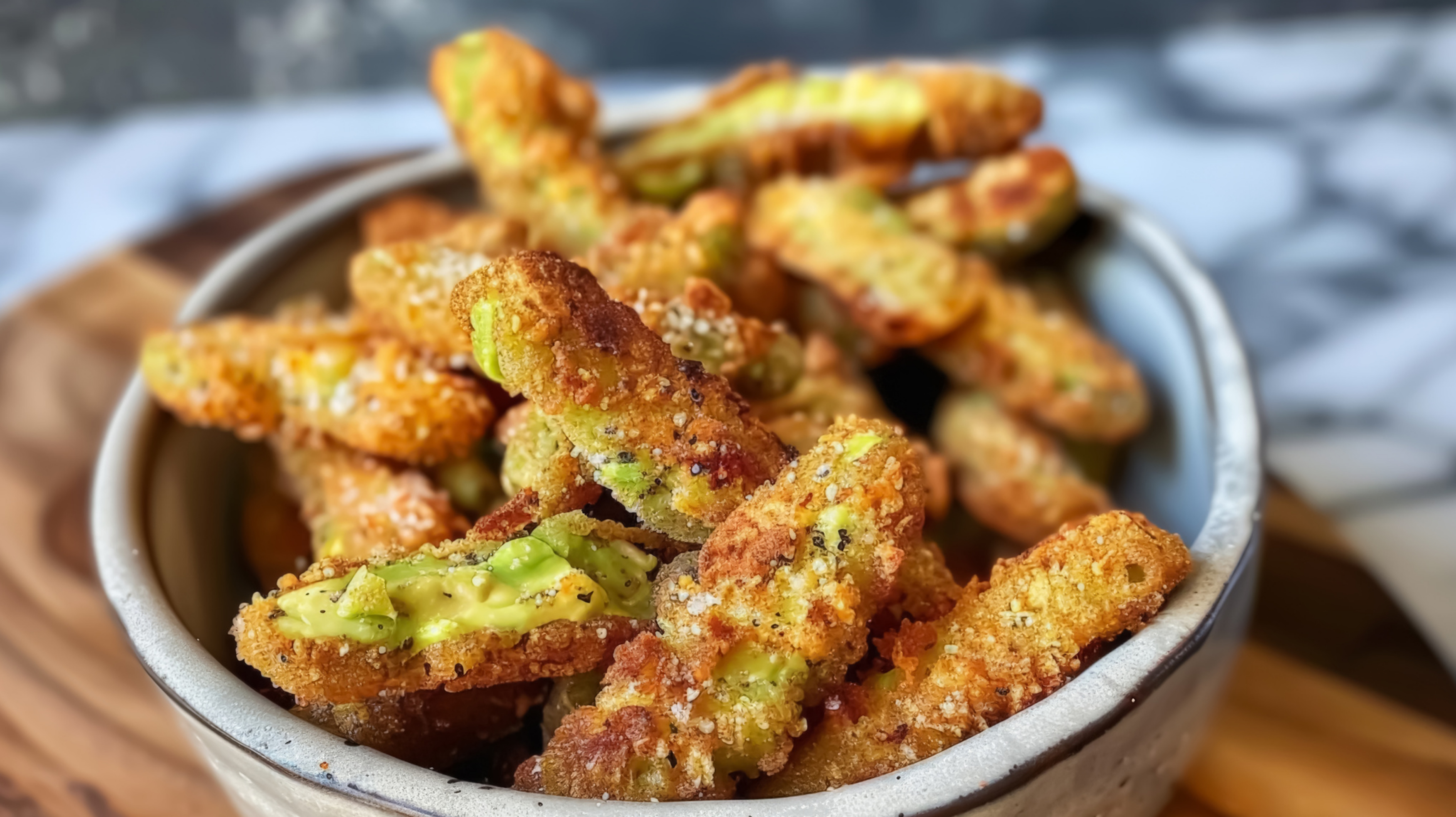 Nous adorons ces collations croustillantes à l'avocat de la friteuse à air