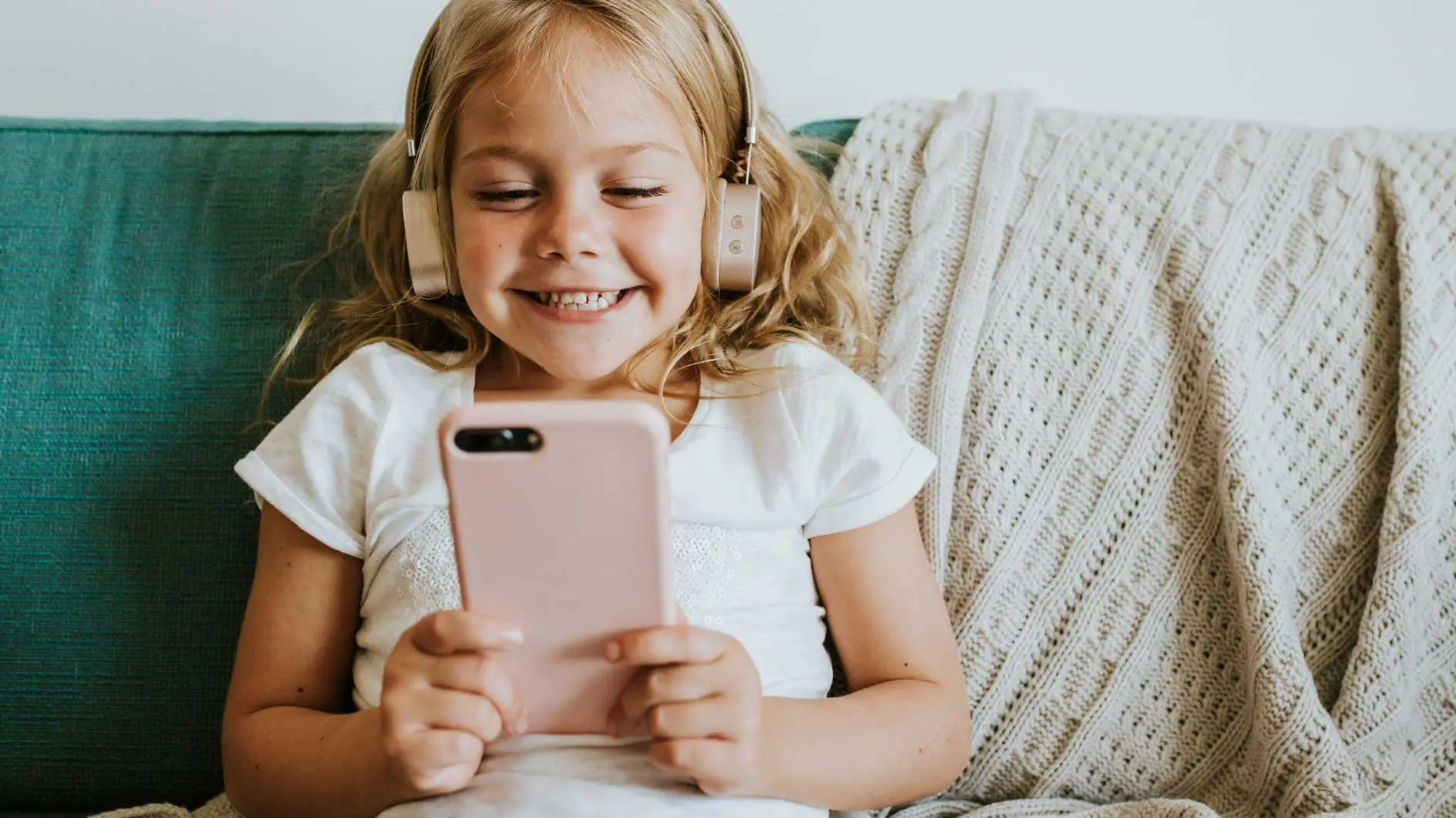 Occupez votre enfant avec un téléphone portable ou une télévision : selon les experts, ce temps est inoffensif