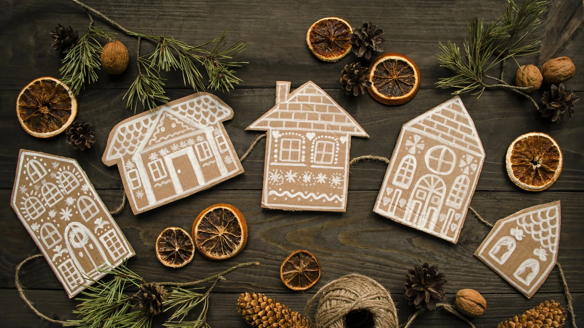 Réalisation de décorations de Noël : Instructions pour une guirlande maison en pain d'épices en carton