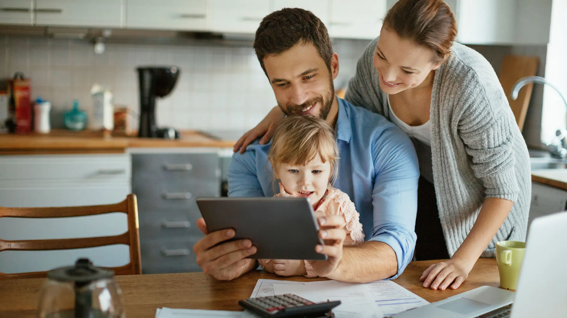 ETF, dépôt à terme ou bon d'épargne : voilà comment les parents peuvent épargner pour l'avenir avec de petites sommes