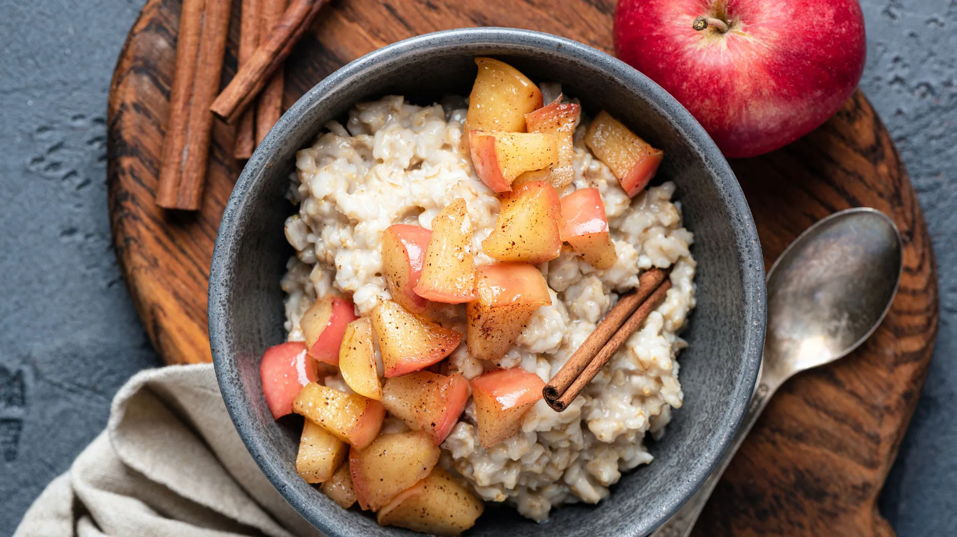 Porridge pomme-cannelle : le petit-déjeuner chaud et équilibré avec du pudding à la vanille