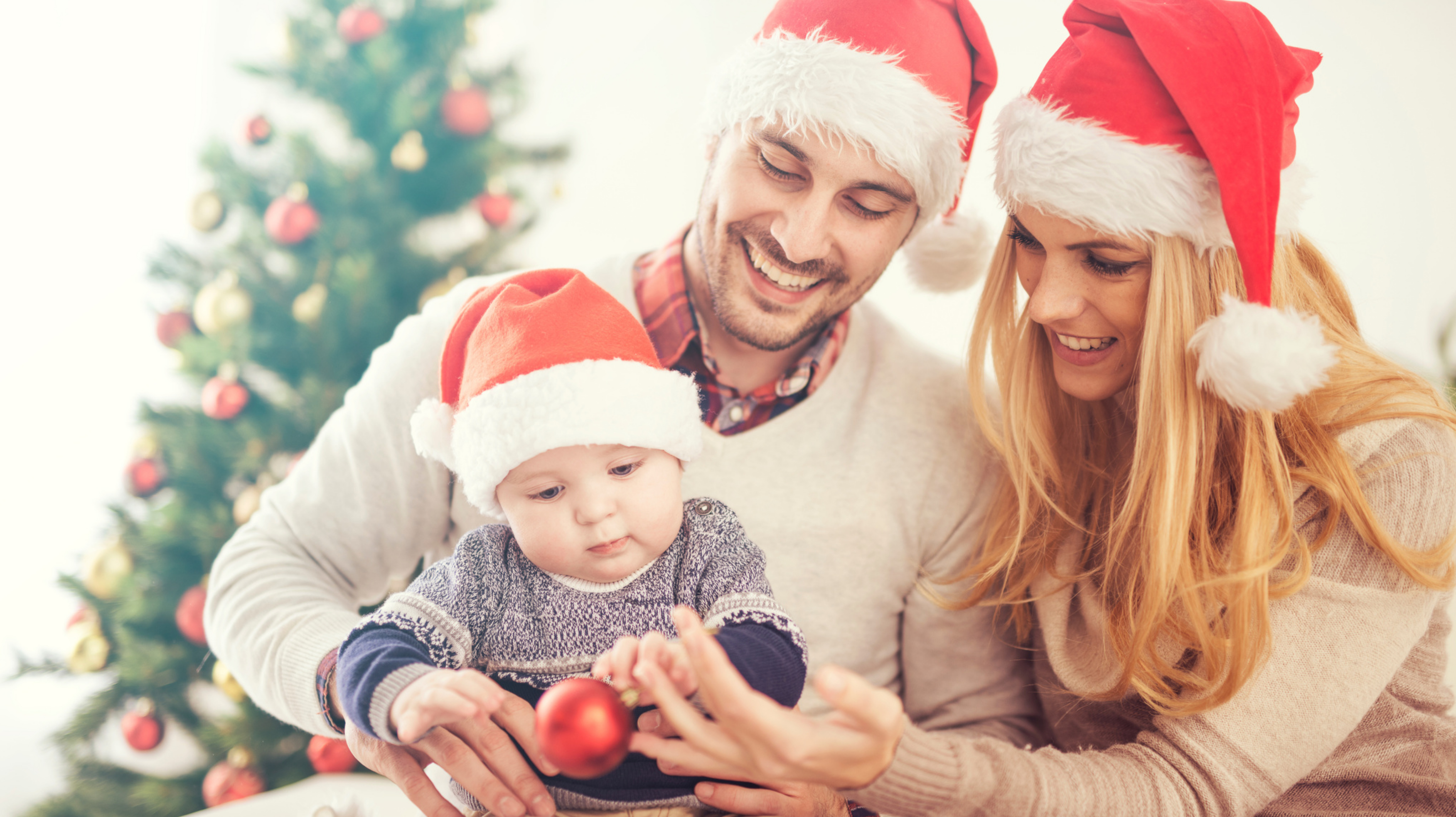 Le premier Noël avec bébé : 9 conseils pour des vacances détendues