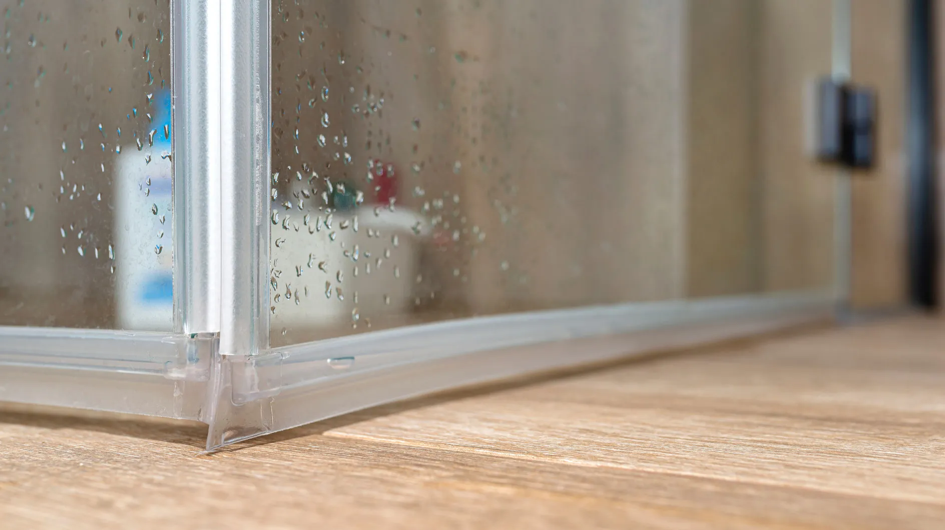 Nettoyer le joint de douche : ces remèdes maison agissent rapidement contre la saleté et la moisissure