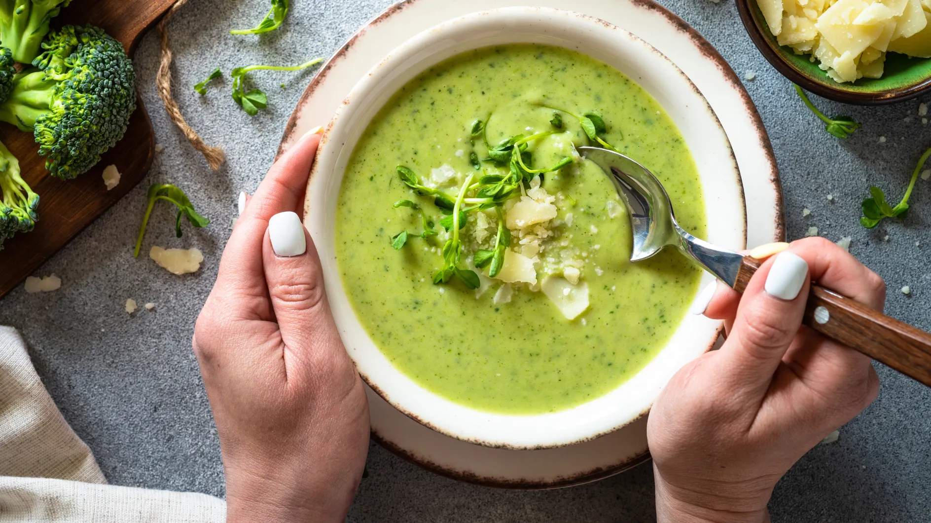 Soupe au brocoli et au parmesan : un plaisir crémeux à faible teneur en glucides