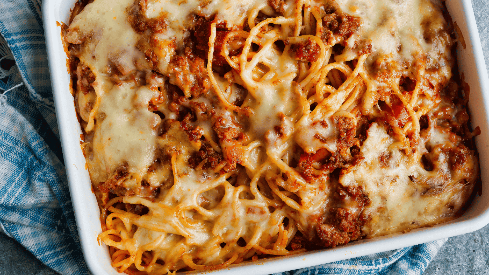 Faire festin à faible teneur en glucides: casserole de nouilles bolognaises avec 30 g de protéines par portion